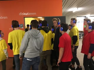 Schüler mit blau leuchtenden Kopfhörern Schüler mit blau leuchtenden Kopfhörern