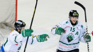 Zwei Spieler des EHCO auf dem Eisfeld jubeln. Zwei Spieler des EHCO auf dem Eisfeld jubeln.