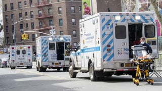 Rettungswagen vor einem Krankenhaus in New York.