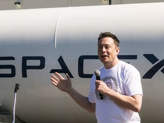 Elon Musk vor einer Rakete seiner Firma SpaceX.