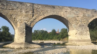 Thurbrücke in Bischofszell über eine ganz schmale Thur. Thurbrücke in Bischofszell über eine ganz schmale Thur.