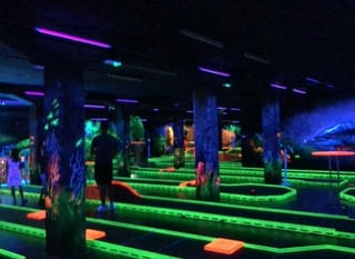Farbenprächtiges 3D-Minigolf im Keller.