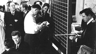 Regisseur Robert Drew beim Dreh von «Primary» mit Kennedy. Regisseur Robert Drew beim Dreh von «Primary» mit Kennedy.