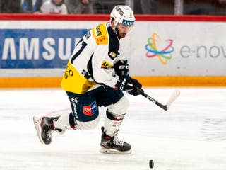 Patrick Incir fährt auf dem Eis einem Puck hinterher. Patrick Incir fährt auf dem Eis einem Puck hinterher.