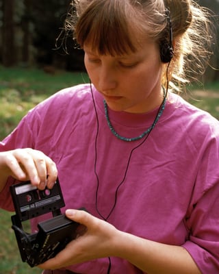 Eine Frau mit einem Walkman. Eine Frau mit einem Walkman.