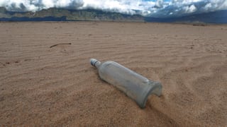 Eine Flasche in der Wüste. Eine Flasche in der Wüste.