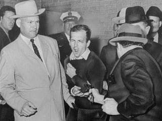 Jack Ruby erschiesst Lee Harvey Oswald.