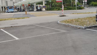 Parkplatz mit Fussgängerdurchgang. Parkplatz mit Fussgängerdurchgang.