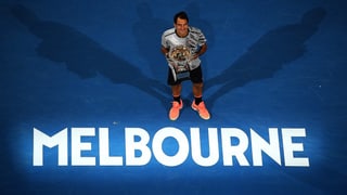 Federer posiert mit der Trophäe auf dem Centre Court vor der Aufschrift «Melbourne».