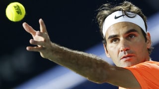 Roger Federer beim Aufschlag.