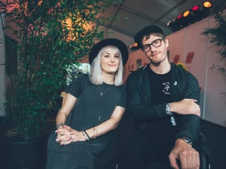 Tina Nägeli mit dem Gitarristen von Portugal. The Man Eric Howk. Der Mann ist ein Rockstar im Rollstuhl.