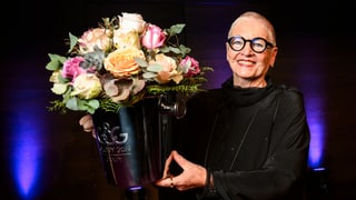 Frau in schwarzem Gewand mit Blumenstrauss in der rechten Hand Frau in schwarzem Gewand mit Blumenstrauss in der rechten Hand