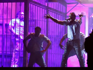 Kendrick Lamar und Tänzer auf der Bühne. Kendrick Lamar und Tänzer auf der Bühne.