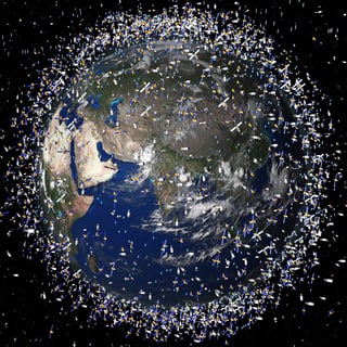 Illustration: Erde umkreist von unzähligen Satelliten und Weltraum-Schrott