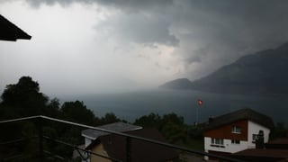 Regenwand über dem Vierwaldstättersee. Regenwand über dem Vierwaldstättersee.