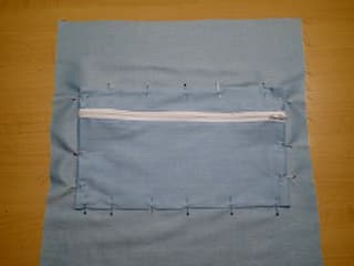 Tasche einnähen.