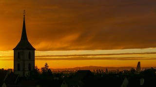 Kirchturm mit gelbem Himmel
