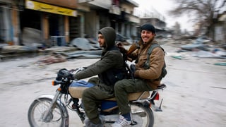 YPG-Kämpfer in der zerstörten syrischen Stadt Kobane im Januar 2015