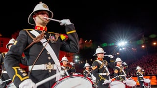 Ein Militärmusiker trommelt am Tattoo Basel