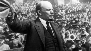 Lenin spricht zu einer Menge