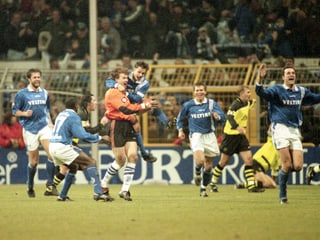 Jens Lehmann lässt sich im Dezember 1997 nach seinem Tor von Olaf Thon herzen.