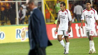 Sions Trainer Trainer Alberto Bigon, Gilberto Dos Santos und Alvaro Dominguez trotten von dannen.