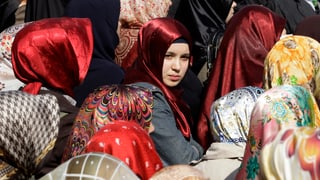 Mehrere türkische Studentinnen an einer Demo gegen das Kopftuchverbot. Mehrere türkische Studentinnen an einer Demo gegen das Kopftuchverbot.