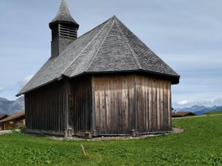 Die Holzkirche von Obermutten. Die höchstgelegene Holzkirche Europas.