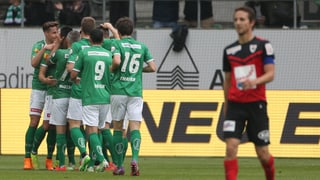 Sandro Burki (rechts) und Aarau müssen den schweren Gang in die Challenge League antreten.