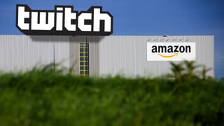 Das Logo von Twitch auf einem Lagerhaus von Amazon.