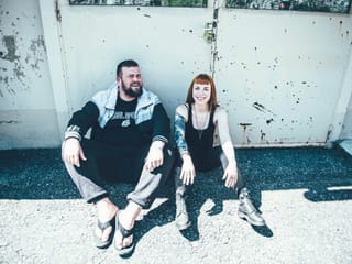 Rika Brune und Jan „Monchi“ Gorkow, Sänger von Feine Sahne Fischfilet.