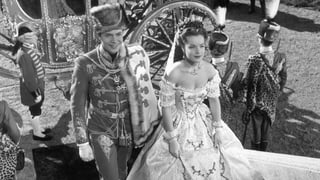 Ein schwarzweisses Bild aus dem Film Sissi. Zu sehen sind Sissi und Kaiser Franz Joseph.