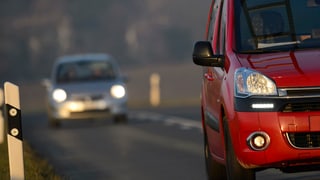 Autos mit Scheinwerfern.