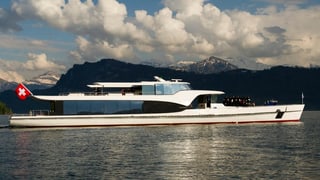 Die Panoramayacht Saphir der Luzerner Schifffahrtsgesellschaft SGV auf dem Vierwaldstättersee.