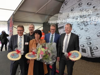 Gruppenfoto vor Bild mit Tunnelbohrmaschine