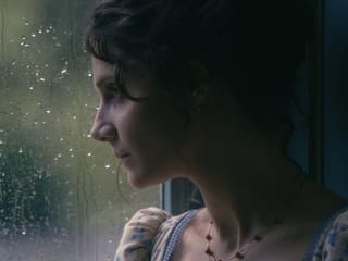 Judith Chemla schaut aus dem Fenser. Judith Chemla schaut aus dem Fenser.