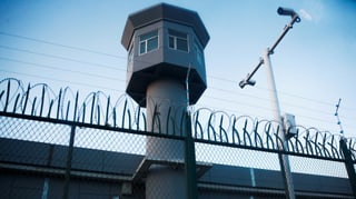 Wachturm und Stacheldrahtmauer eines Umerziehungslagers. Wachturm und Stacheldrahtmauer eines Umerziehungslagers.