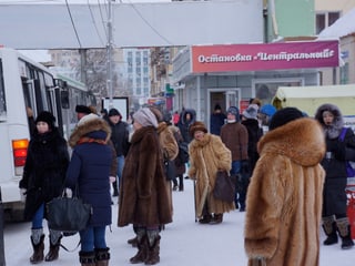 Bewohner von Jakutsk in Pelzmänteln. 