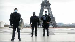 Französische Polizisten vor dem Eiffelturm in Paris. Französische Polizisten vor dem Eiffelturm in Paris.