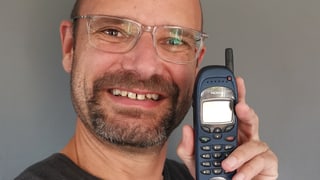 SRF Digitalredaktor Reto Widmer und sein Nokia 6150.