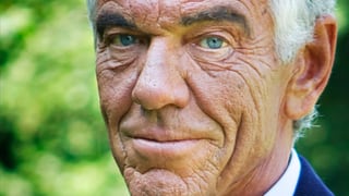 Der Pfarrer Klaas Hendrikse guckt freundlich in die Kamera.