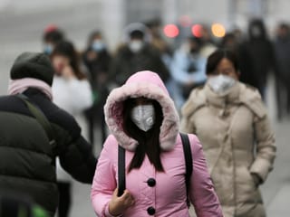 Menschen in Peking mit Mundschutz.
