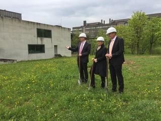 Kantonsbaumeister Matthias Haag, Justizdirektor Jacqueline Fehr und Staatsarchivar Beat Gnädinger stehen mit Schaufeln auf einer Wiese.