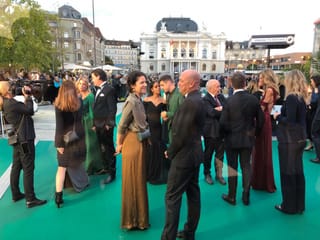 Die Prominenz trifft sich vor dem Opernhaus in Zürich.