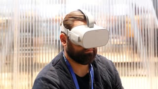 Nach wie vor werden VR Brillen wie grosse Taucherbrillen über die Augen gezogen. Nach wie vor werden VR Brillen wie grosse Taucherbrillen über die Augen gezogen.