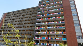 Blick auf den Weiermattwohnblock mit 110 Flaggen an der Fassade 