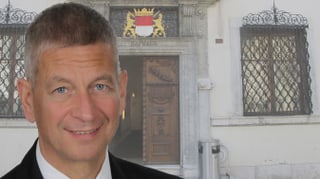 Portrait Manfred Küng vor Eingang Rathaus in Solothurn (Montage)