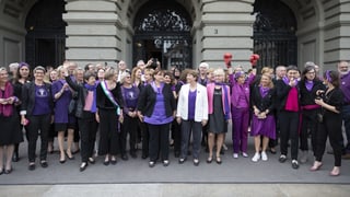 Politikerinnen beim Frauenstreik vor dem Bundeshaus Politikerinnen beim Frauenstreik vor dem Bundeshaus