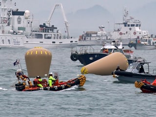 Im Gelben Meer vor der südkoreanischen Küste suchen die Rettungskräfte weiter nach den 270 Vermissten der gesunkenen Fähre «Sewol». (keystone)