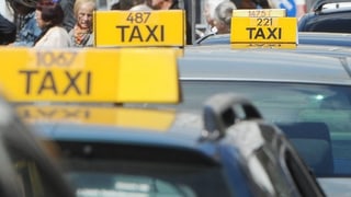 Taxifahrer warten am Bahnhof auf Kundschaft. Taxifahrer warten am Bahnhof auf Kundschaft.